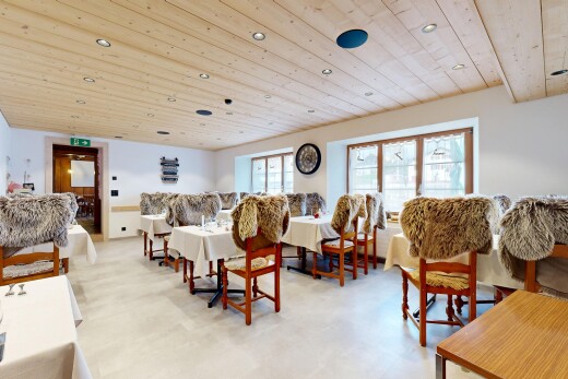 wohnzimmer mit holzdecke, einbauleuchten, natürliches licht, und gipskartonwand