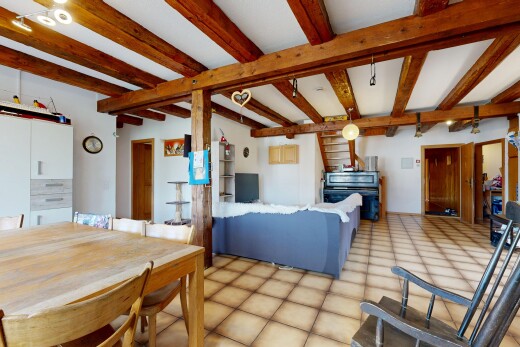 wohn- / esszimmer mit gipskartonwand und balkendecke