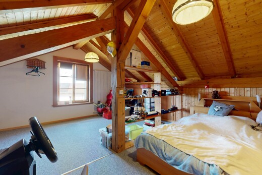 zimmer / schlafzimmer mit balkendecke, holzdecke, teppich, dachschräge, und natürliches licht