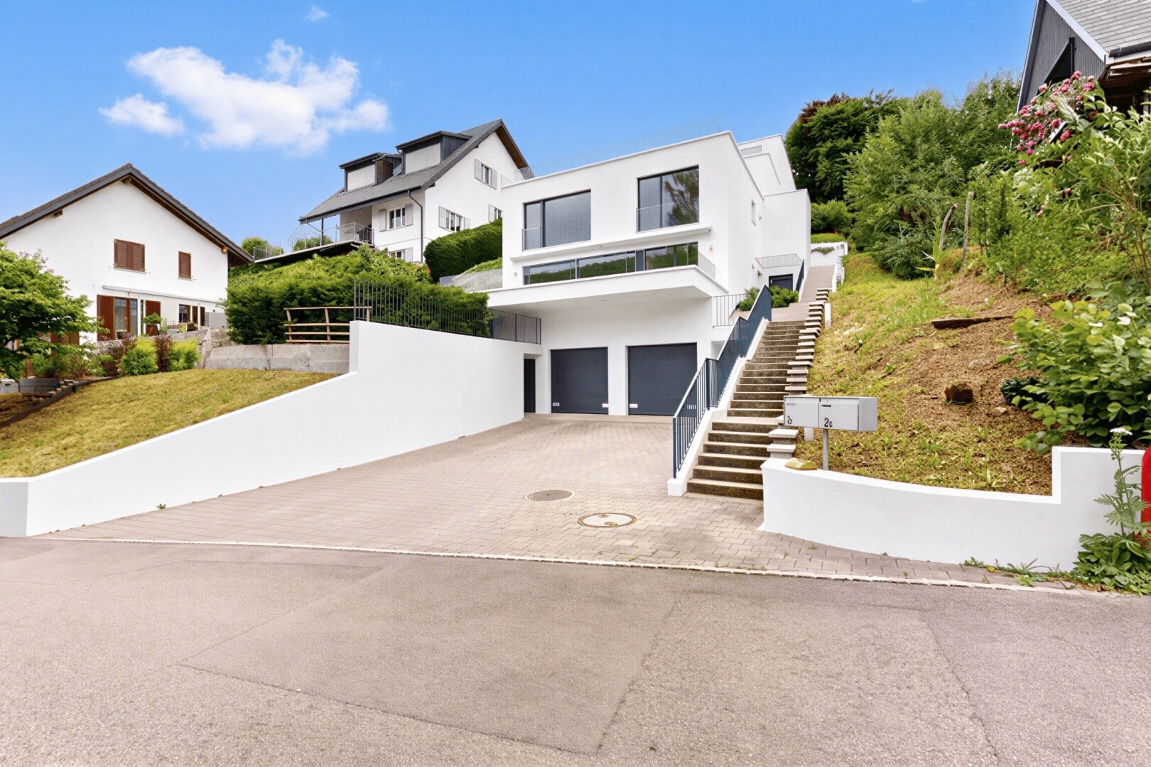 außenansicht mit property visible, auffahrt, day time, eingebaute garage, und treppen
