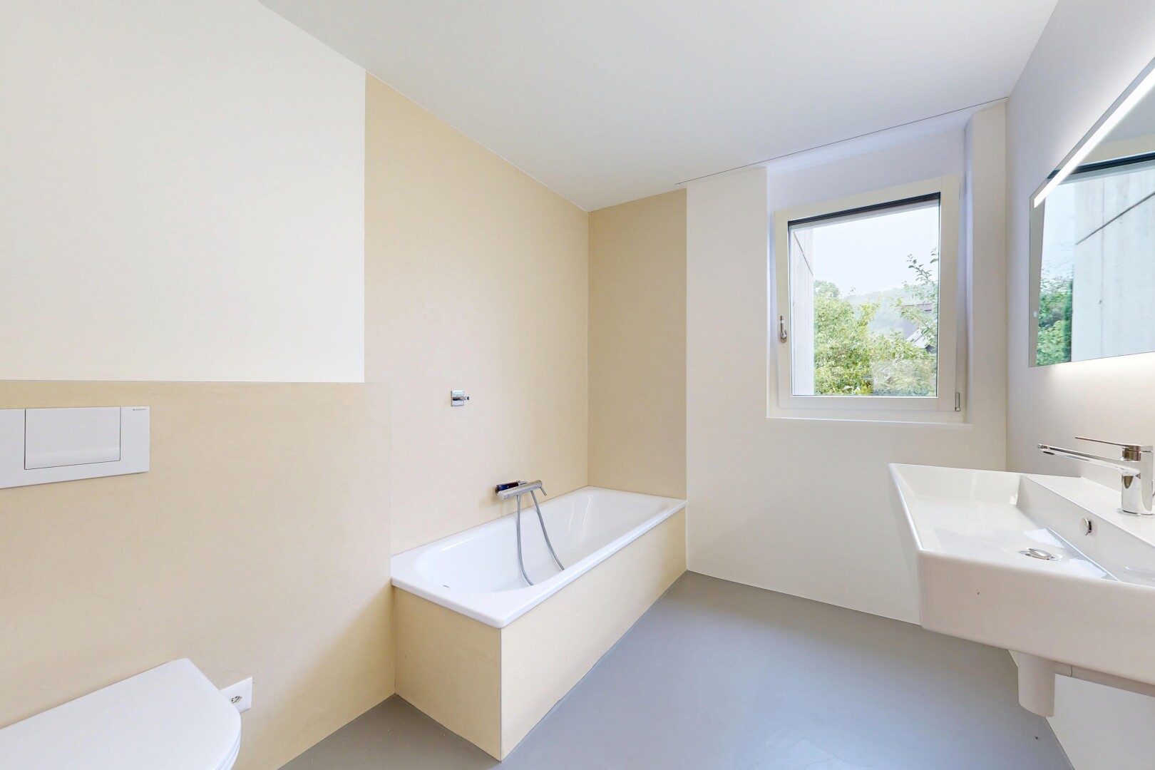 bad mit bad, komplettes badezimmer, natürliches licht, natural light, und inside property