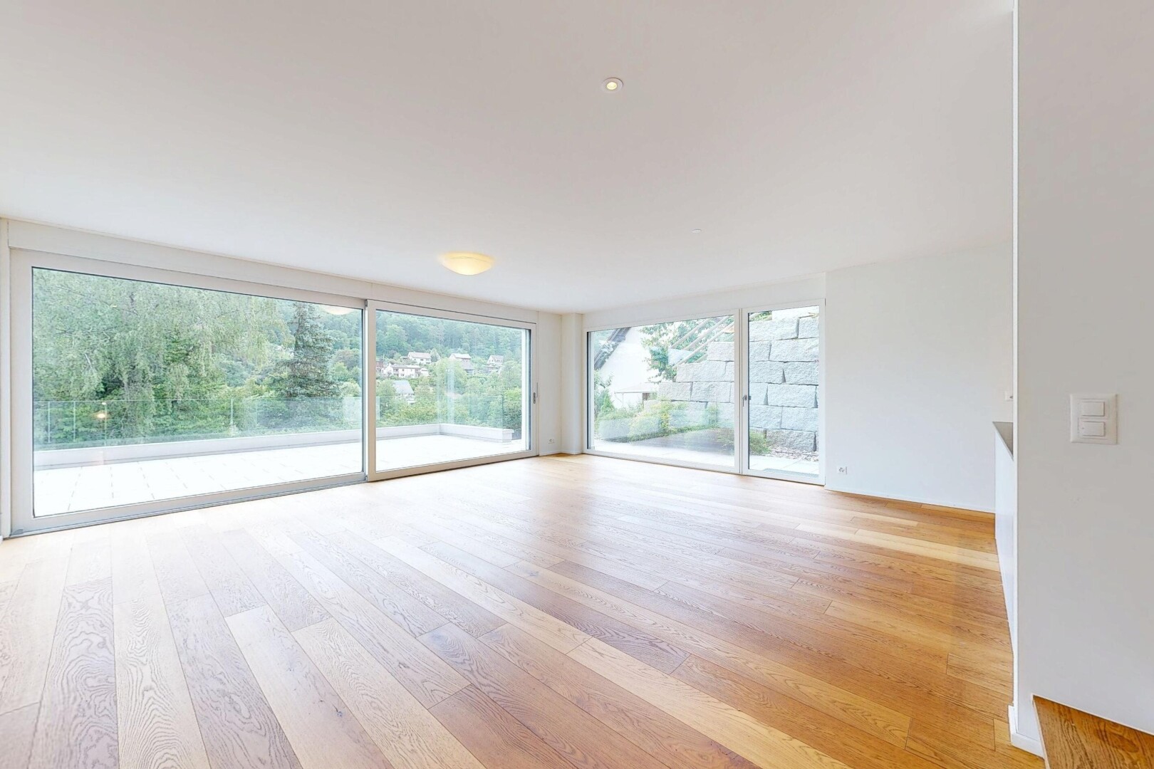 leerer raum mit inside property, holzfußboden, wood finish floor, natürliches licht, und natural light