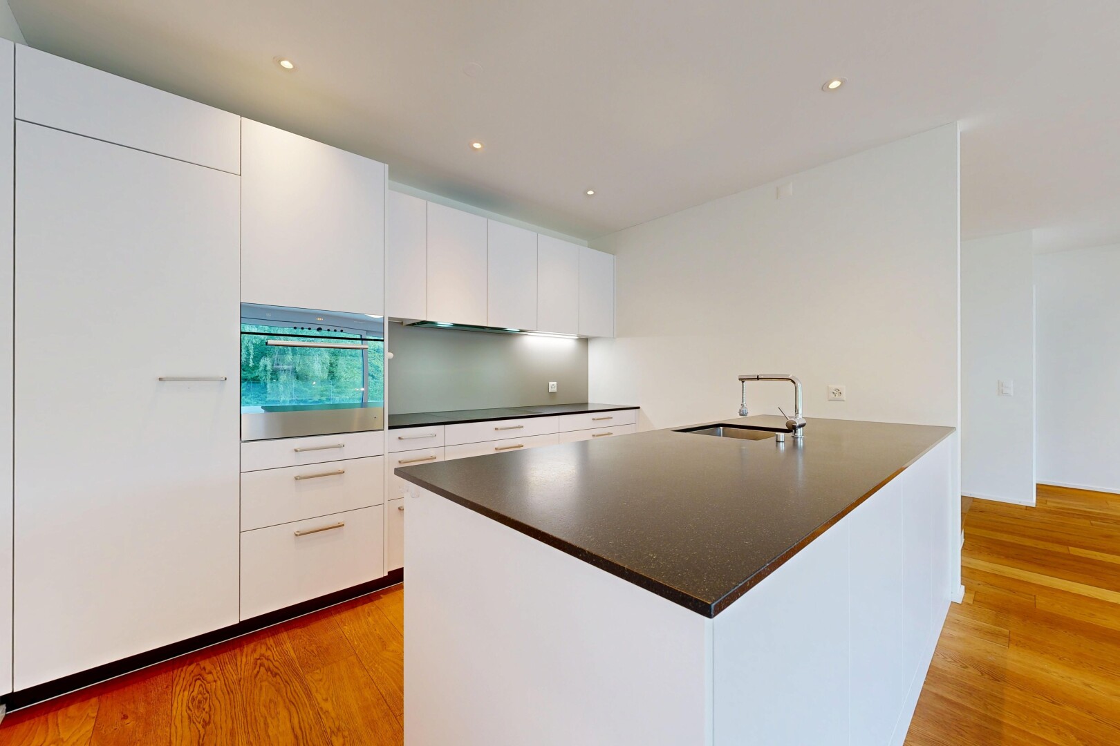 küche mit white cabinets, weiße schränke, ofen, holzfußboden, und wood finish floor