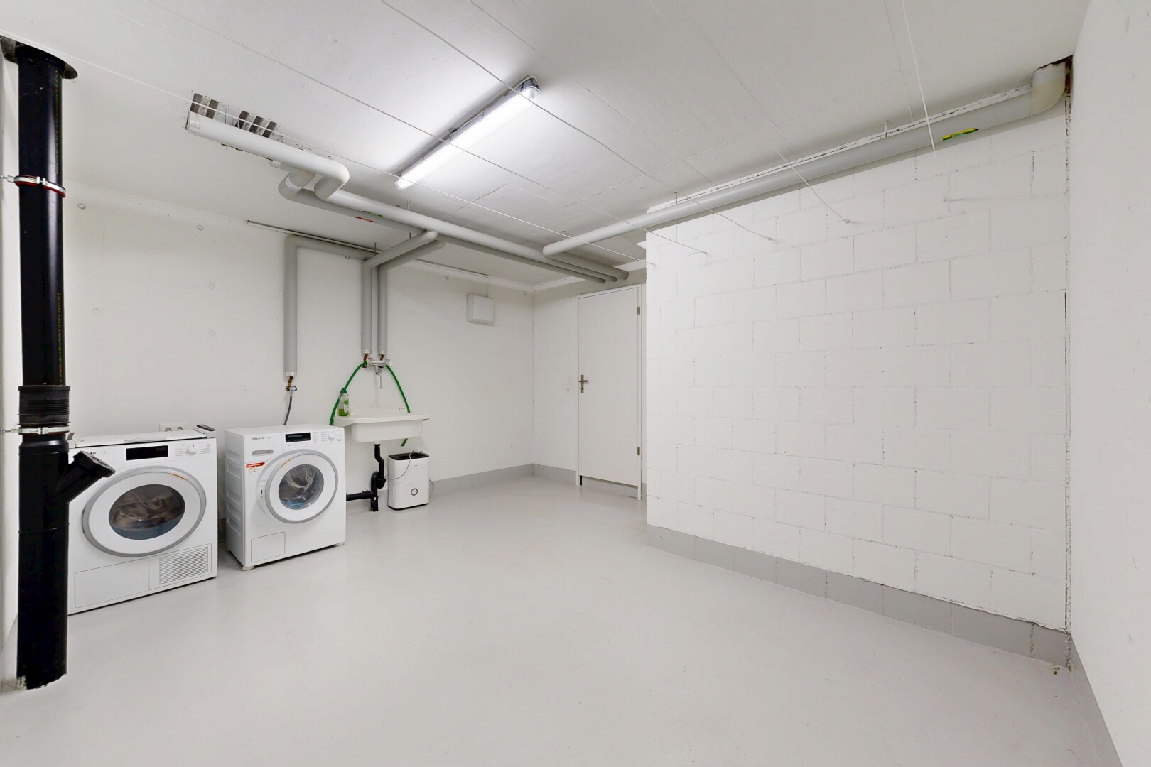 wäschekammer mit betonboden, concrete floor, finished concrete floor, inside property, und keller