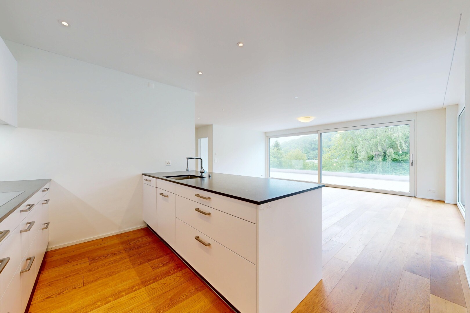 küche mit weiße schränke, white cabinets, wood finish floor, holzfußboden, und küchentheke