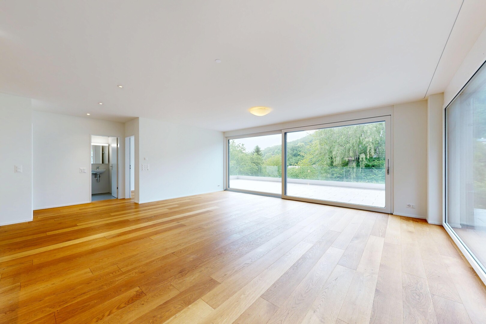 leerer raum mit inside property, holzfußboden, wood finish floor, gipskartonwand, und drywall