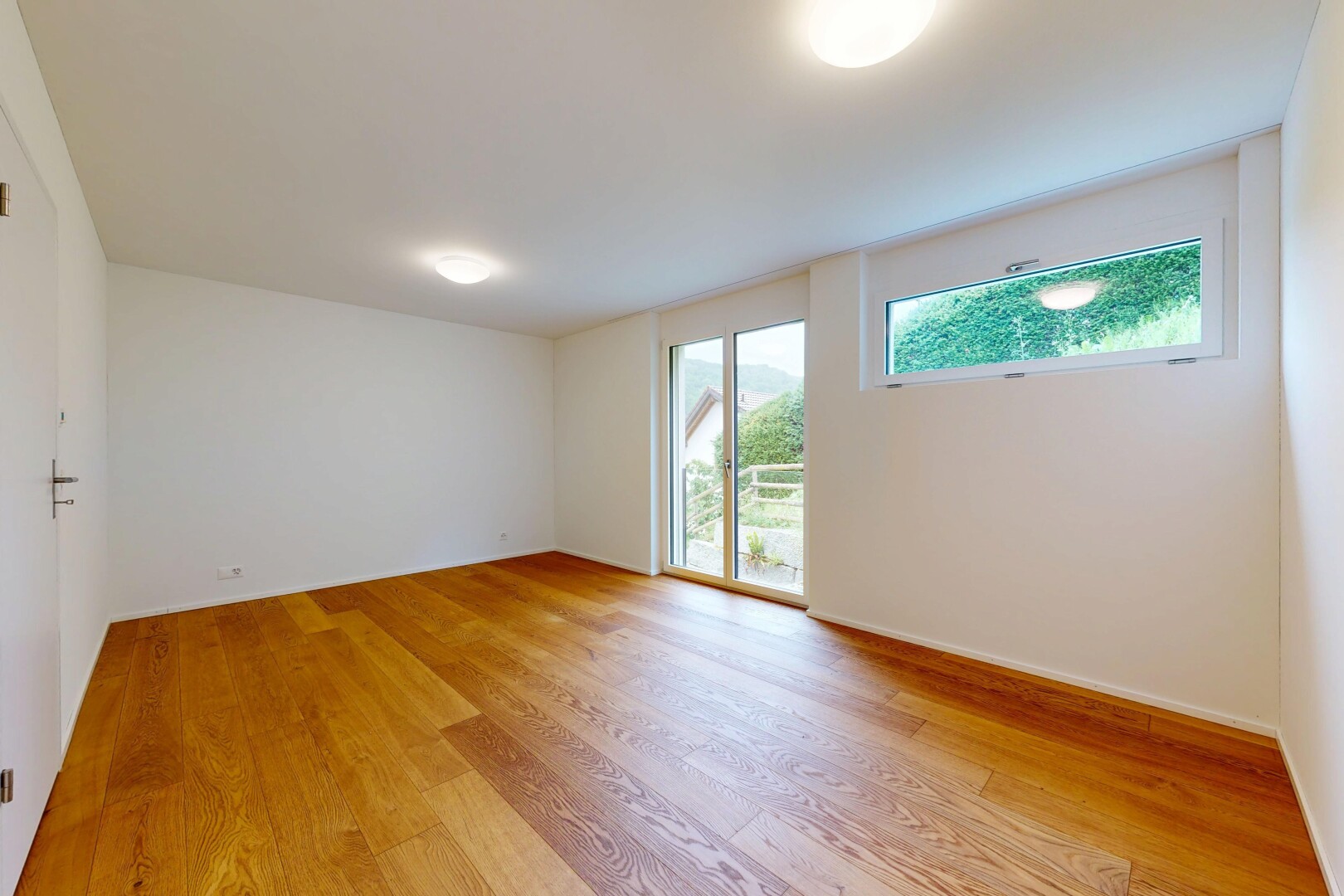 leerer raum mit holzfußboden, wood finish floor, gipskartonwand, drywall, und inside property