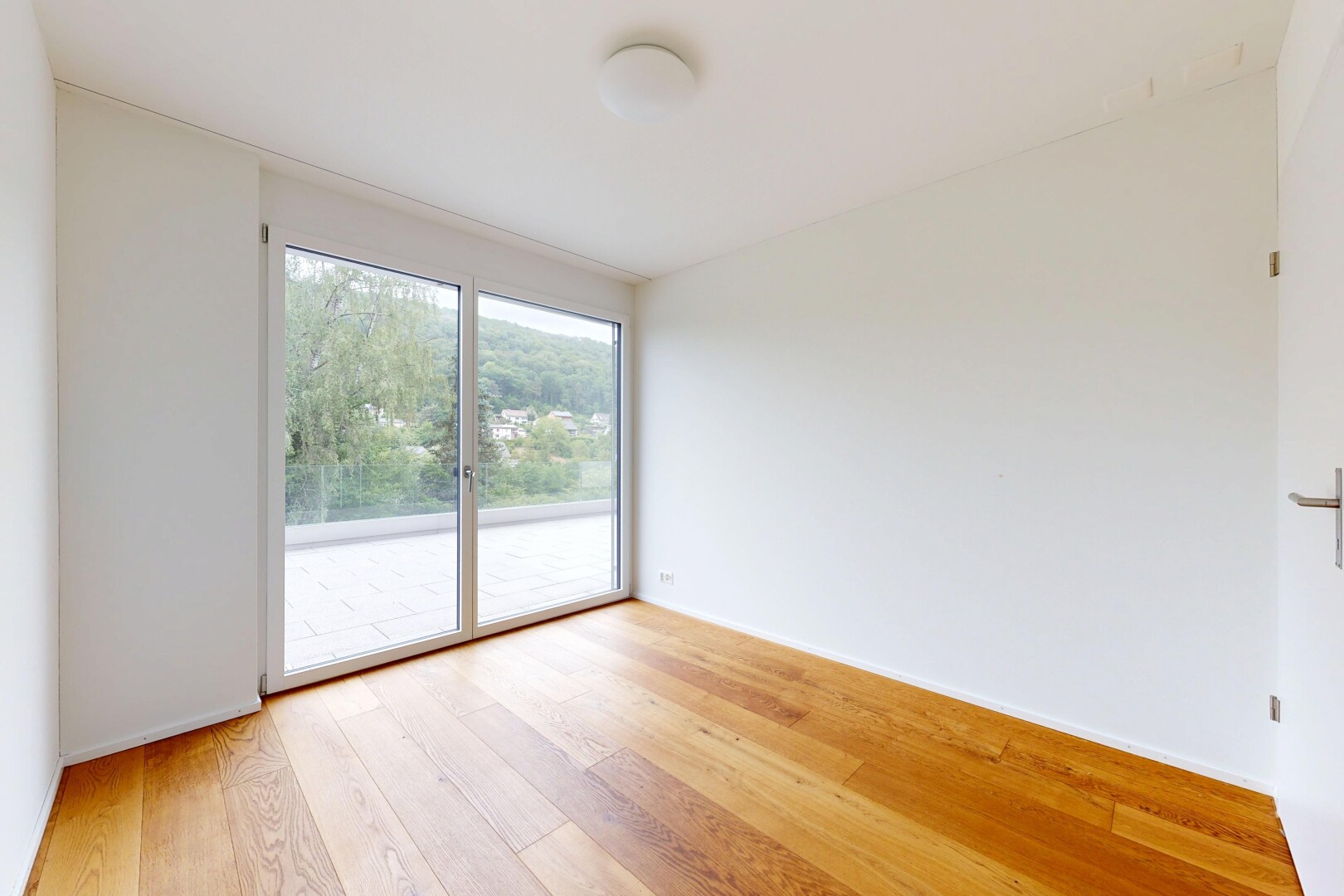 leerer raum mit inside property, drywall, gipskartonwand, wood finish floor, und holzfußboden