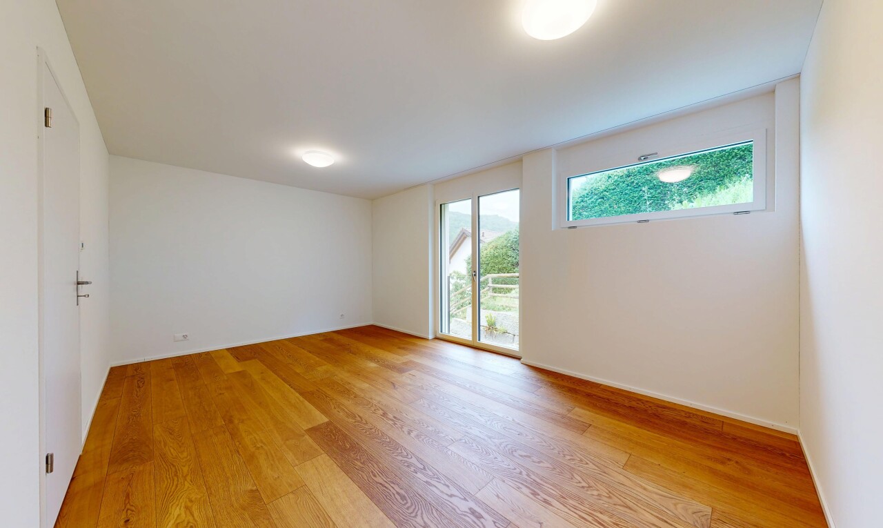leerer raum mit holzfußboden, wood finish floor, gipskartonwand, drywall, und inside property
