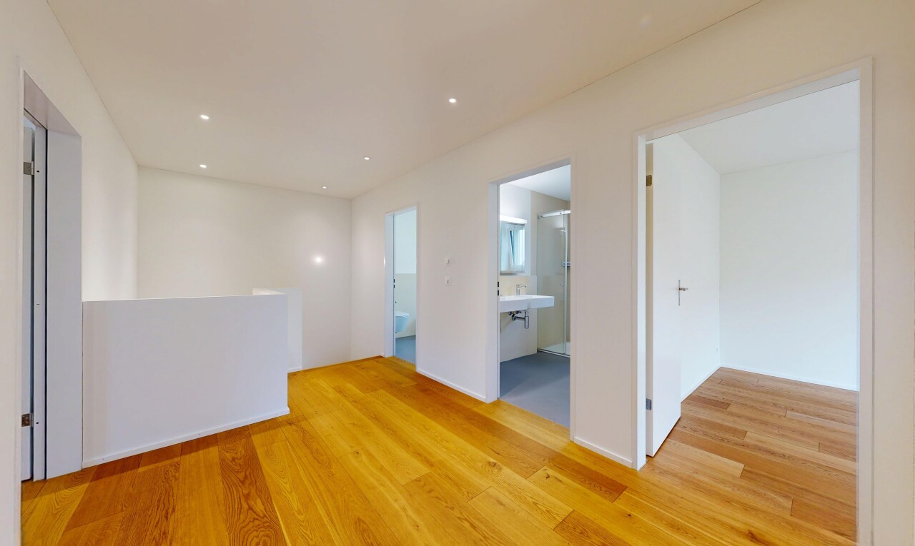leerer raum mit holzfußboden, wood finish floor, gipskartonwand, drywall, und inside property
