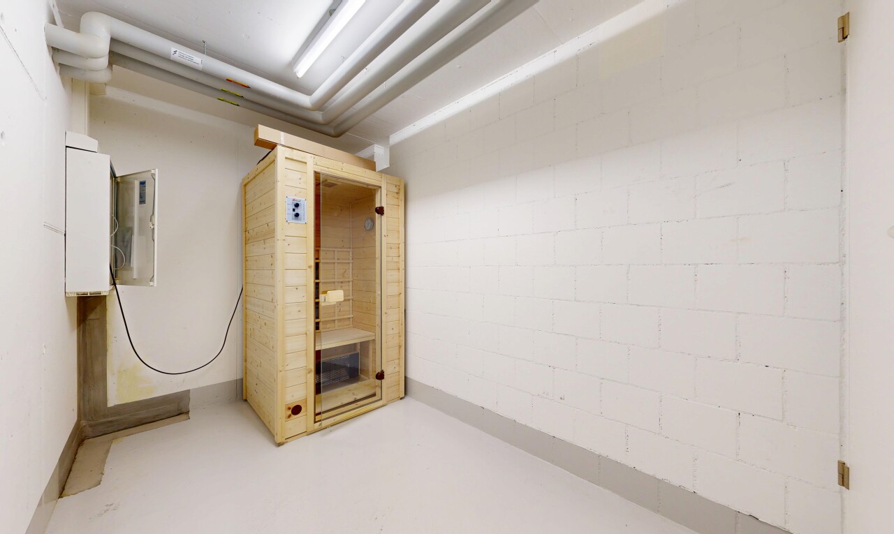 leerer raum mit sauna, betonboden, concrete floor, finished concrete floor, und inside community