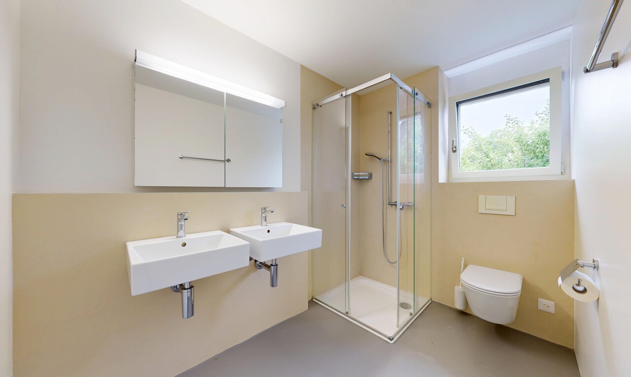 bad mit dusche, komplettes badezimmer, spiegel, gipskartonwand, und drywall