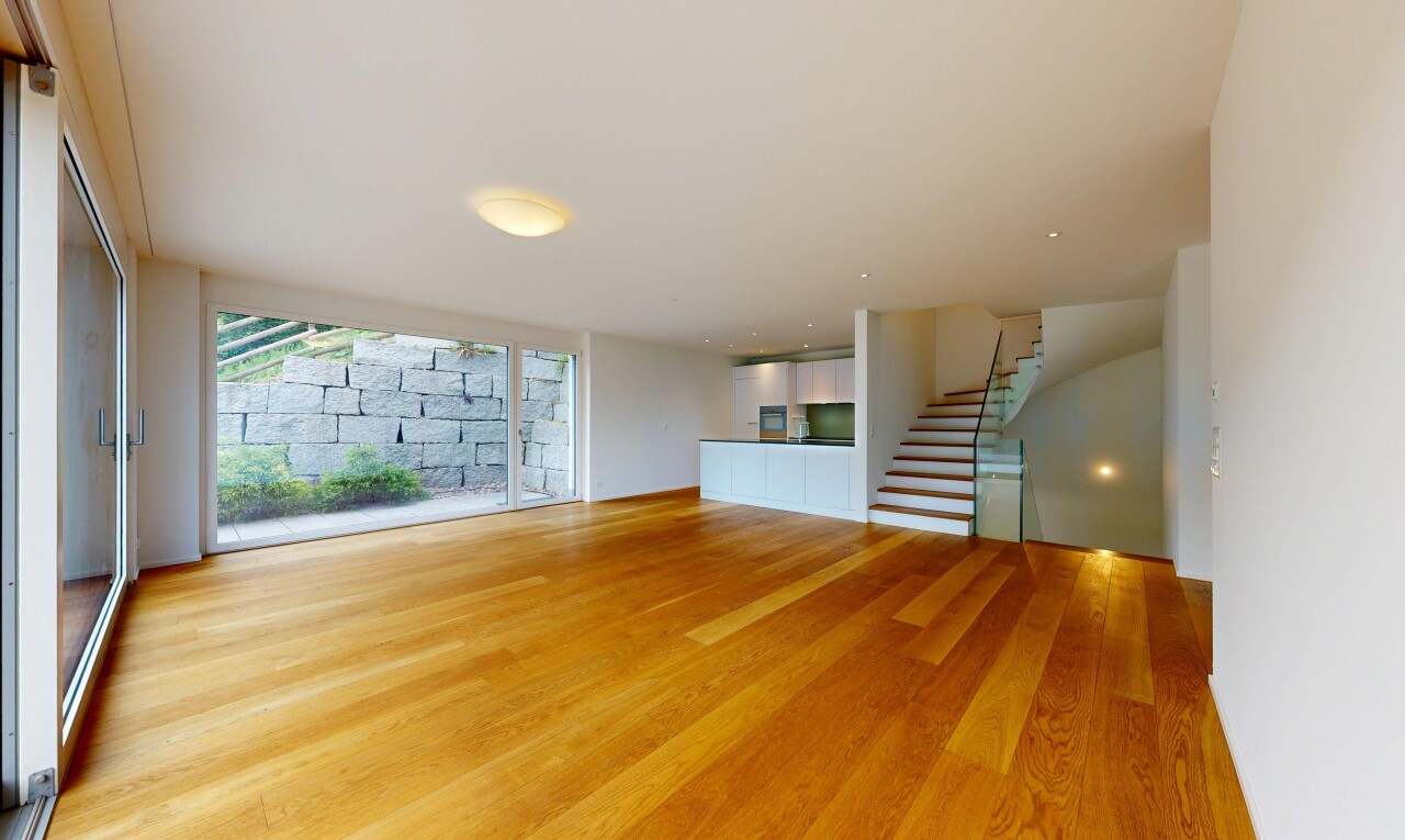leerer raum mit treppen, drywall, gipskartonwand, inside property, und wood finish floor