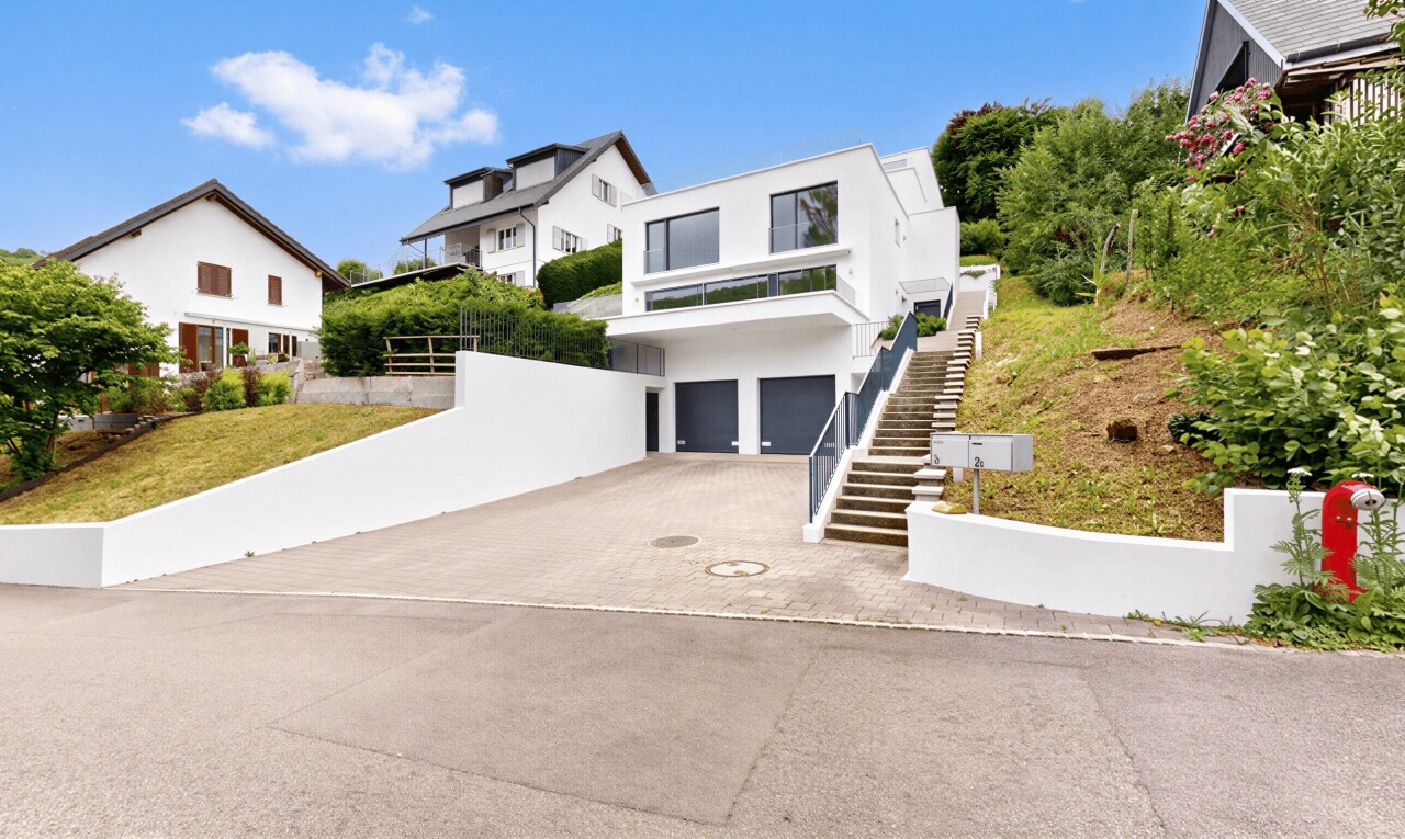außenansicht mit property visible, auffahrt, day time, eingebaute garage, und treppen
