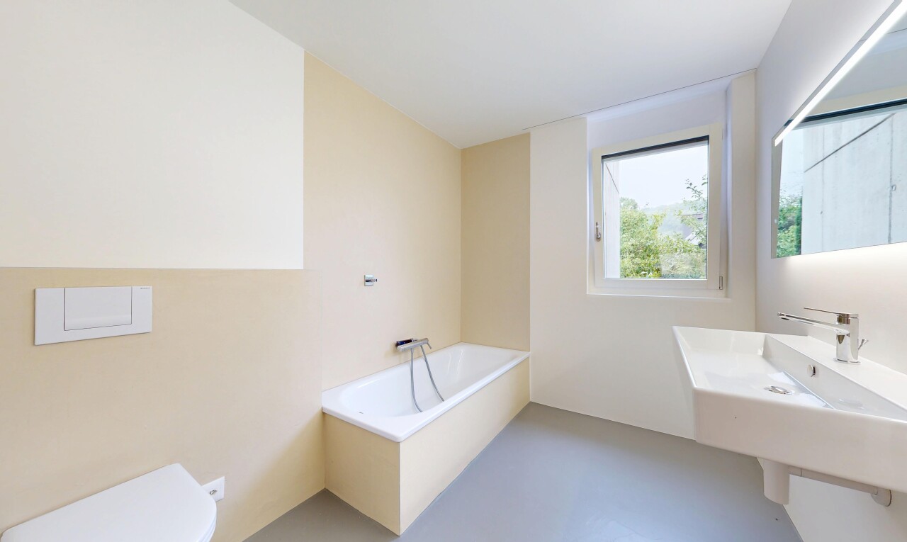 bad mit bad, komplettes badezimmer, natürliches licht, natural light, und inside property