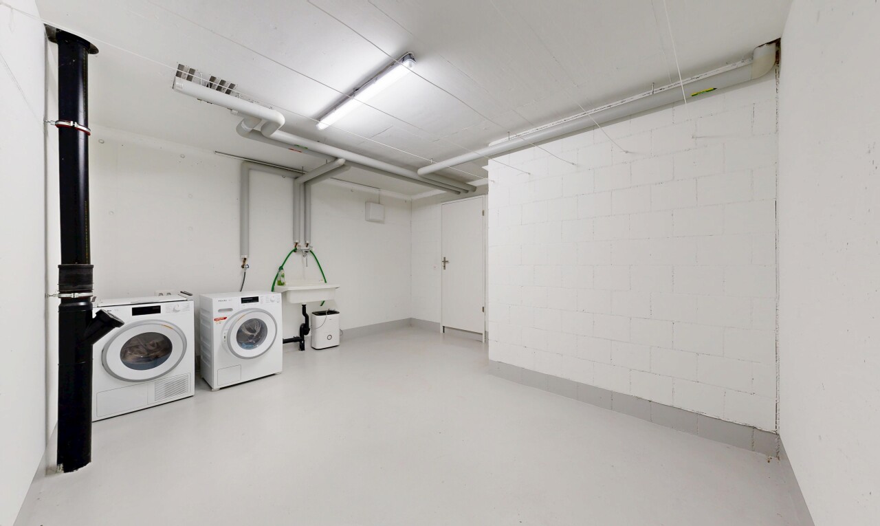 wäschekammer mit betonboden, concrete floor, finished concrete floor, inside property, und keller