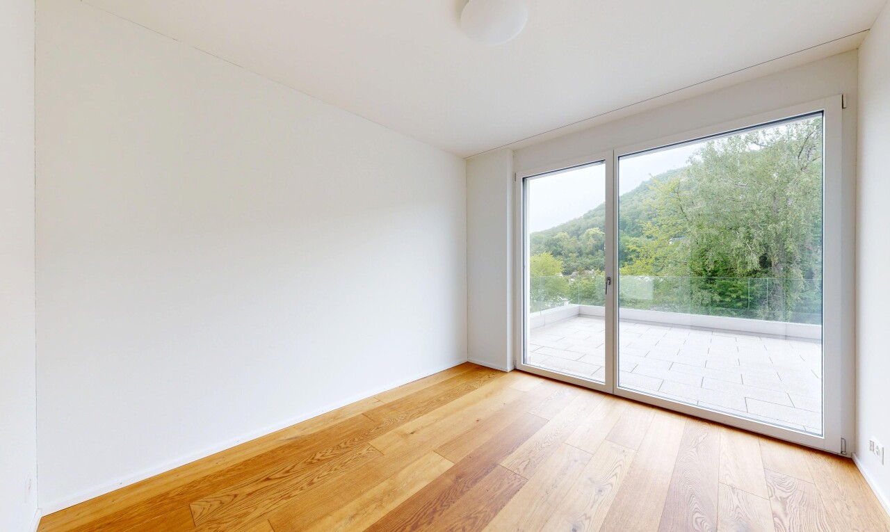 leerer raum mit wood finish floor, holzfußboden, inside property, drywall, und gipskartonwand
