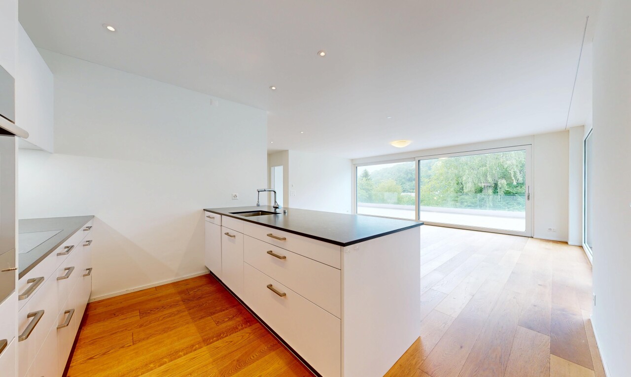 küche mit weiße schränke, white cabinets, wood finish floor, holzfußboden, und küchentheke