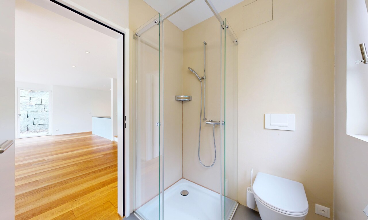 bad mit dusche, komplettes badezimmer, inside property, gipskartonwand, und drywall