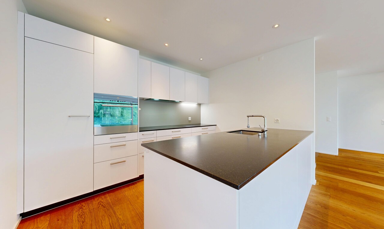 küche mit white cabinets, weiße schränke, ofen, holzfußboden, und wood finish floor