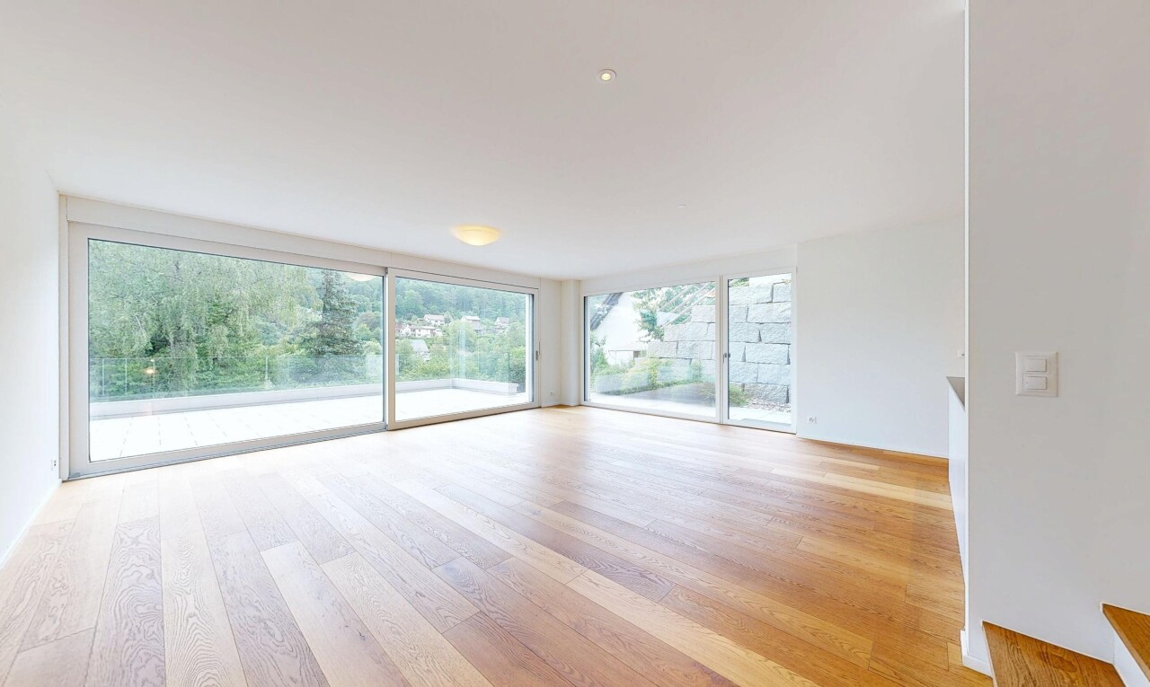 leerer raum mit inside property, holzfußboden, wood finish floor, natürliches licht, und natural light