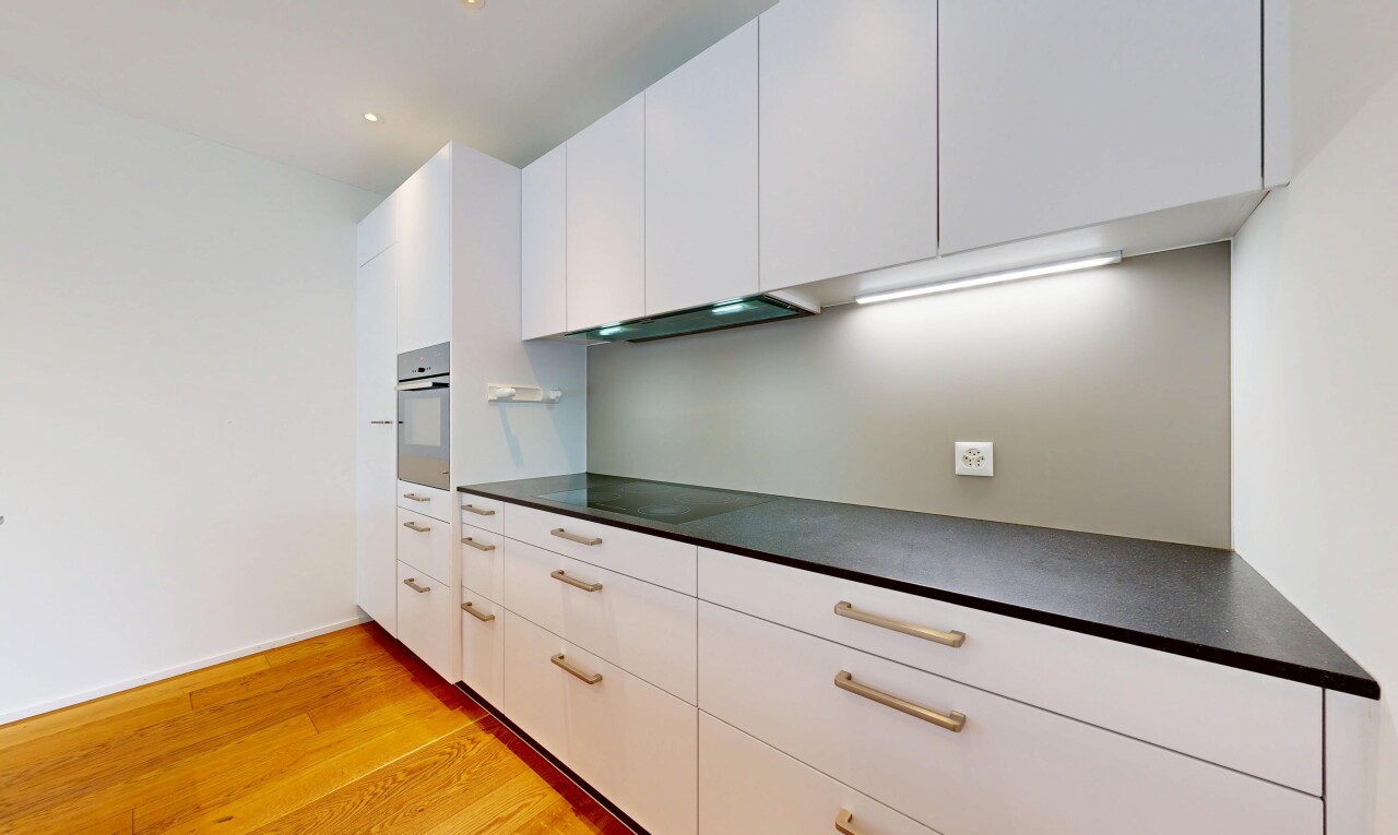 küche mit arbeitsplatten, dark countertops, inside property, weiße schränke, und white cabinets
