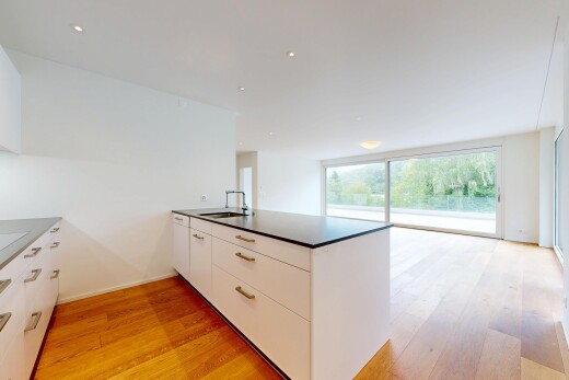 küche mit weiße schränke, white cabinets, wood finish floor, holzfußboden, und küchentheke
