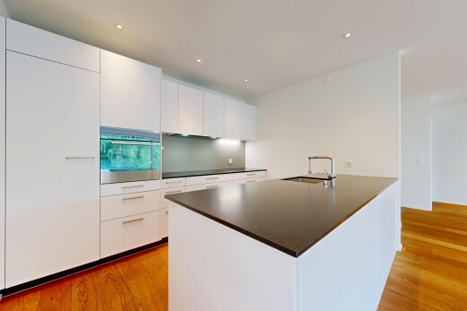 küche mit white cabinets, weiße schränke, ofen, holzfußboden, und wood finish floor