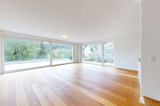 leerer raum mit inside property, holzfußboden, wood finish floor, natürliches licht, und natural light