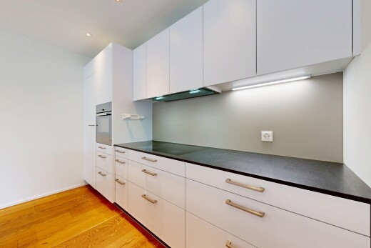 küche mit arbeitsplatten, dark countertops, inside property, weiße schränke, und white cabinets