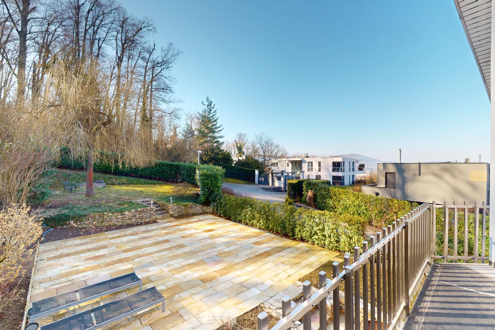 terrasse avec terrasse et clôture
