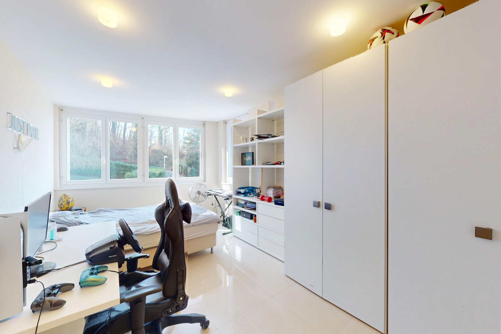 bureau avec cloison sèche, télévision, et lumière naturelle