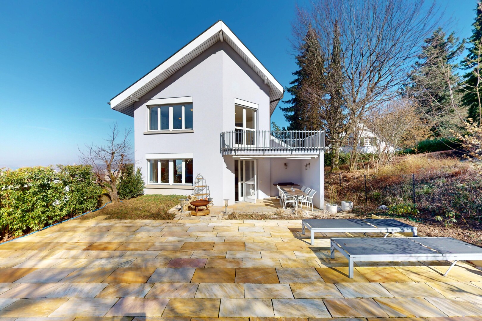 façade avec bardage en stuc, balcon, et terrasse