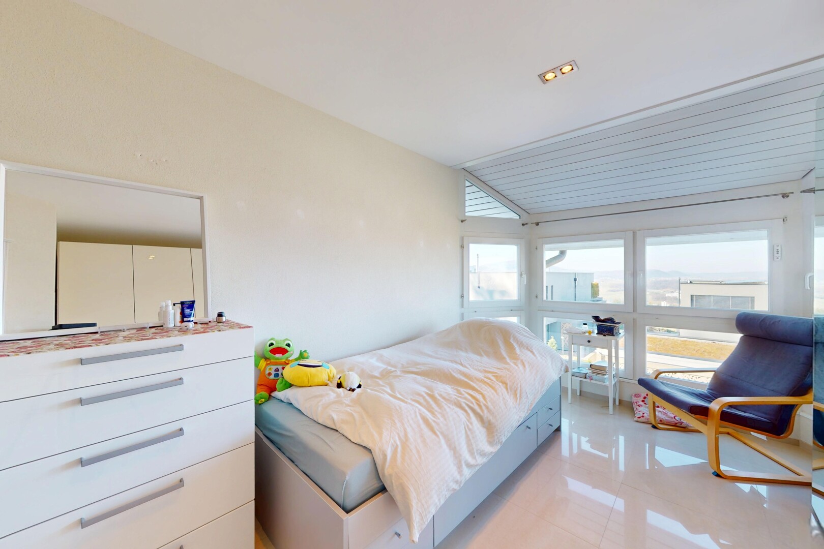 chambre avec cloison sèche, lumière naturelle, et sol en carrelage