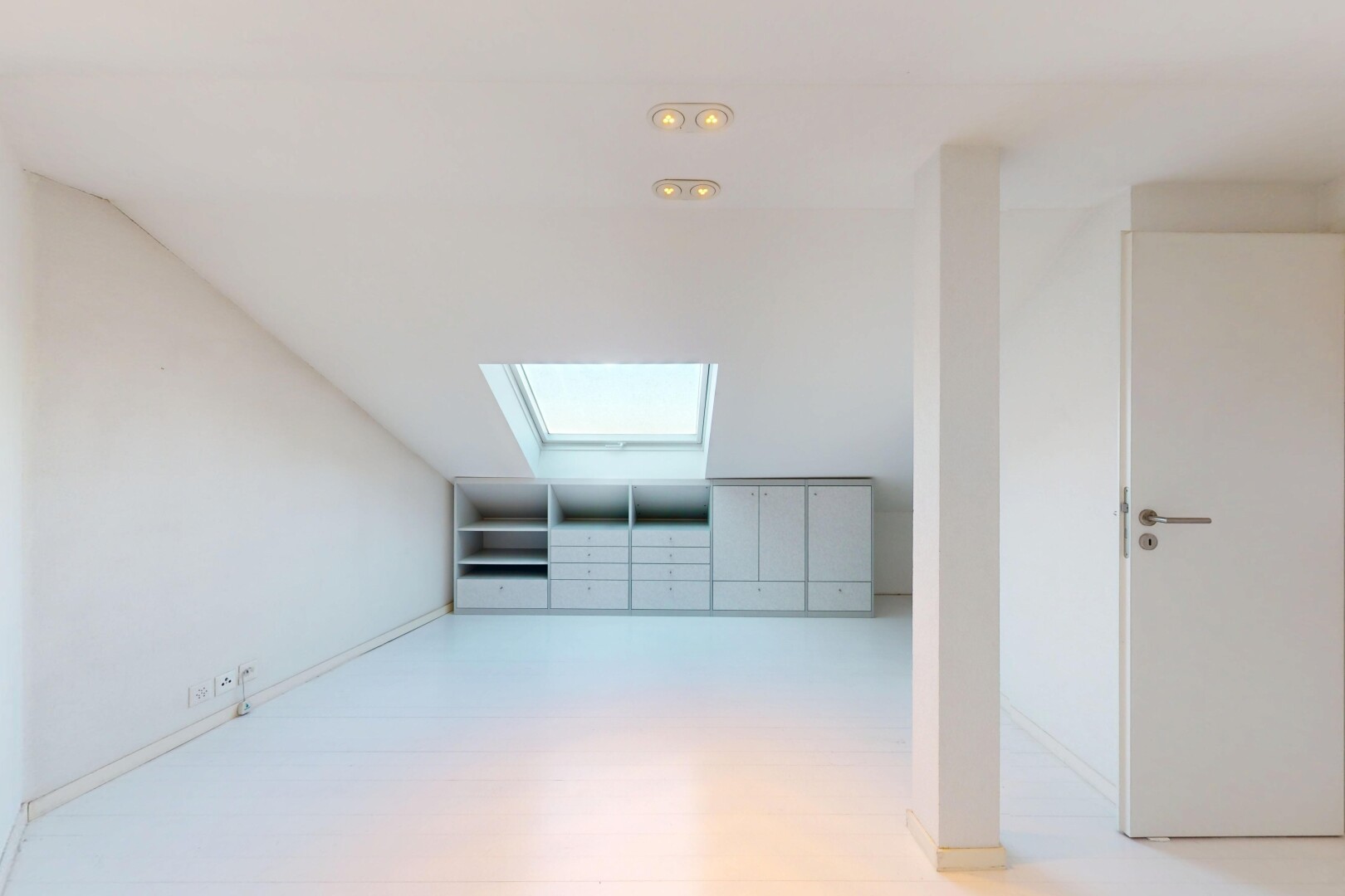 pièce vide avec puits de lumière, plafond voûté, et cloison sèche