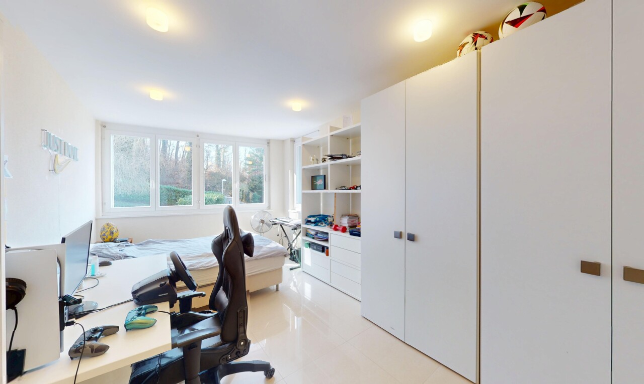 bureau avec cloison sèche, télévision, et lumière naturelle