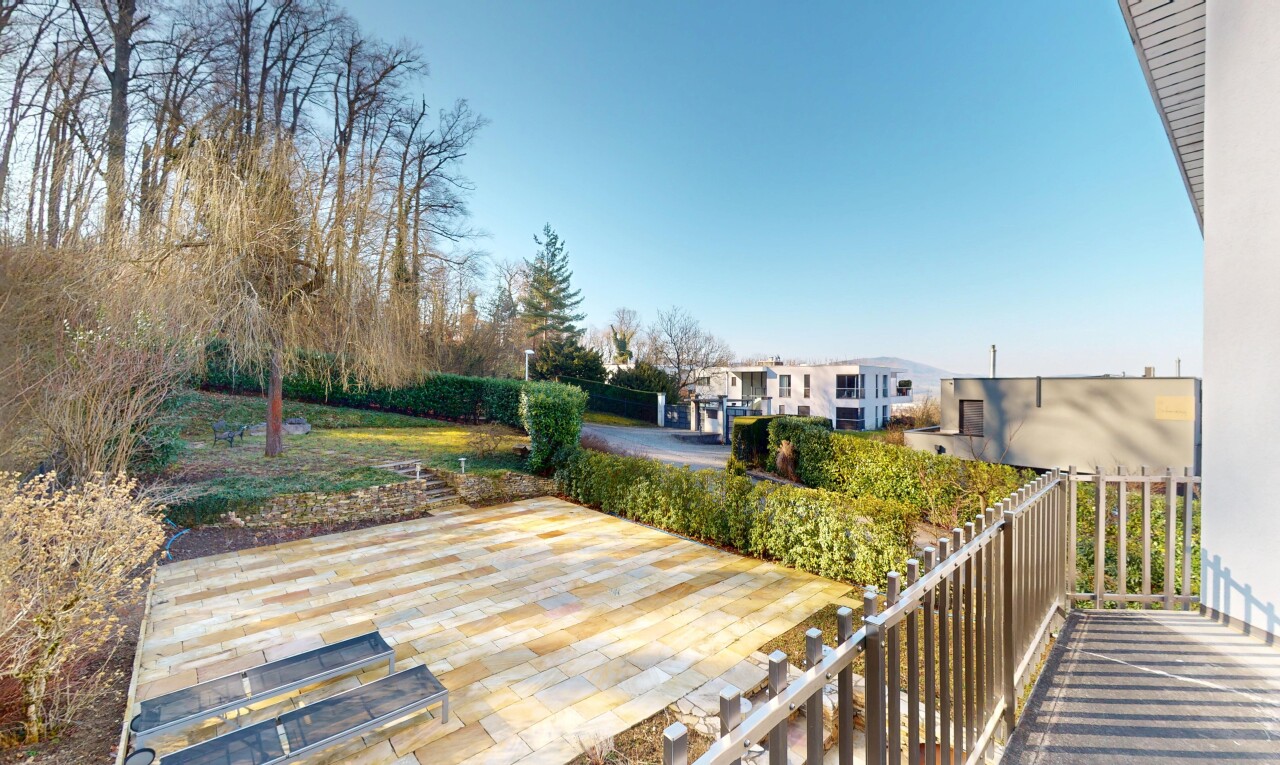 terrasse avec terrasse et clôture