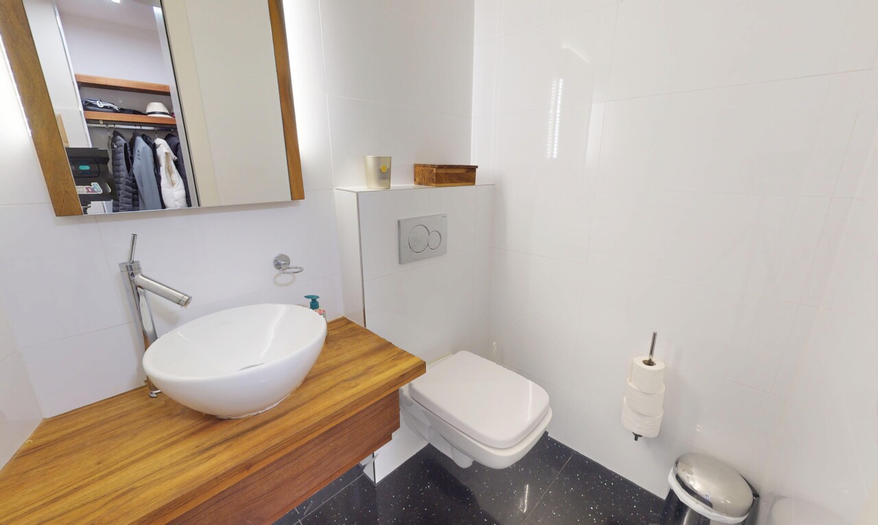 salle de bains avec évier, toilette, et miroir