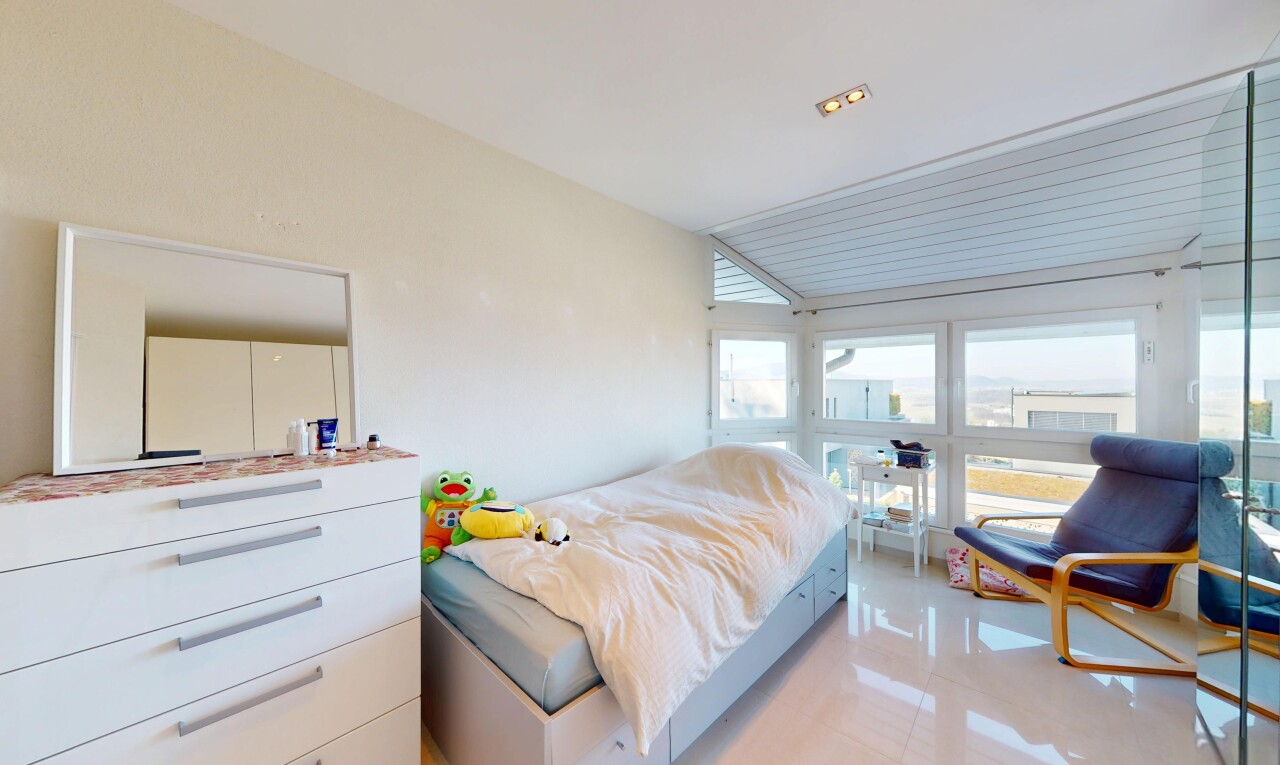 chambre avec cloison sèche, lumière naturelle, et sol en carrelage