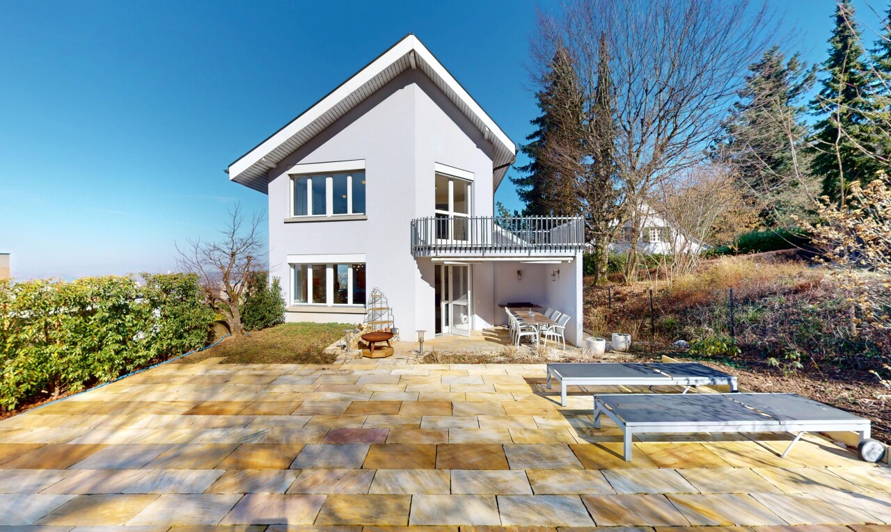 façade avec bardage en stuc, balcon, et terrasse