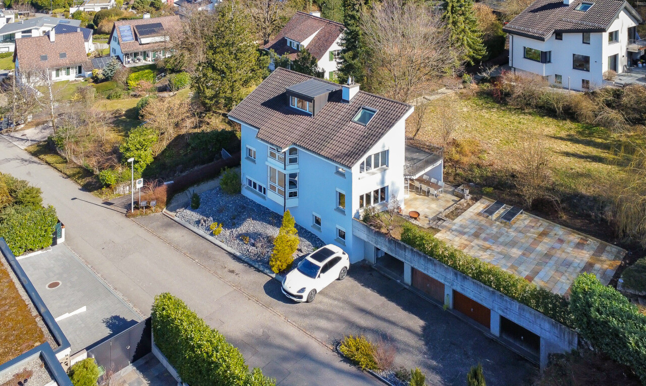 façade avec allée et garage intégré