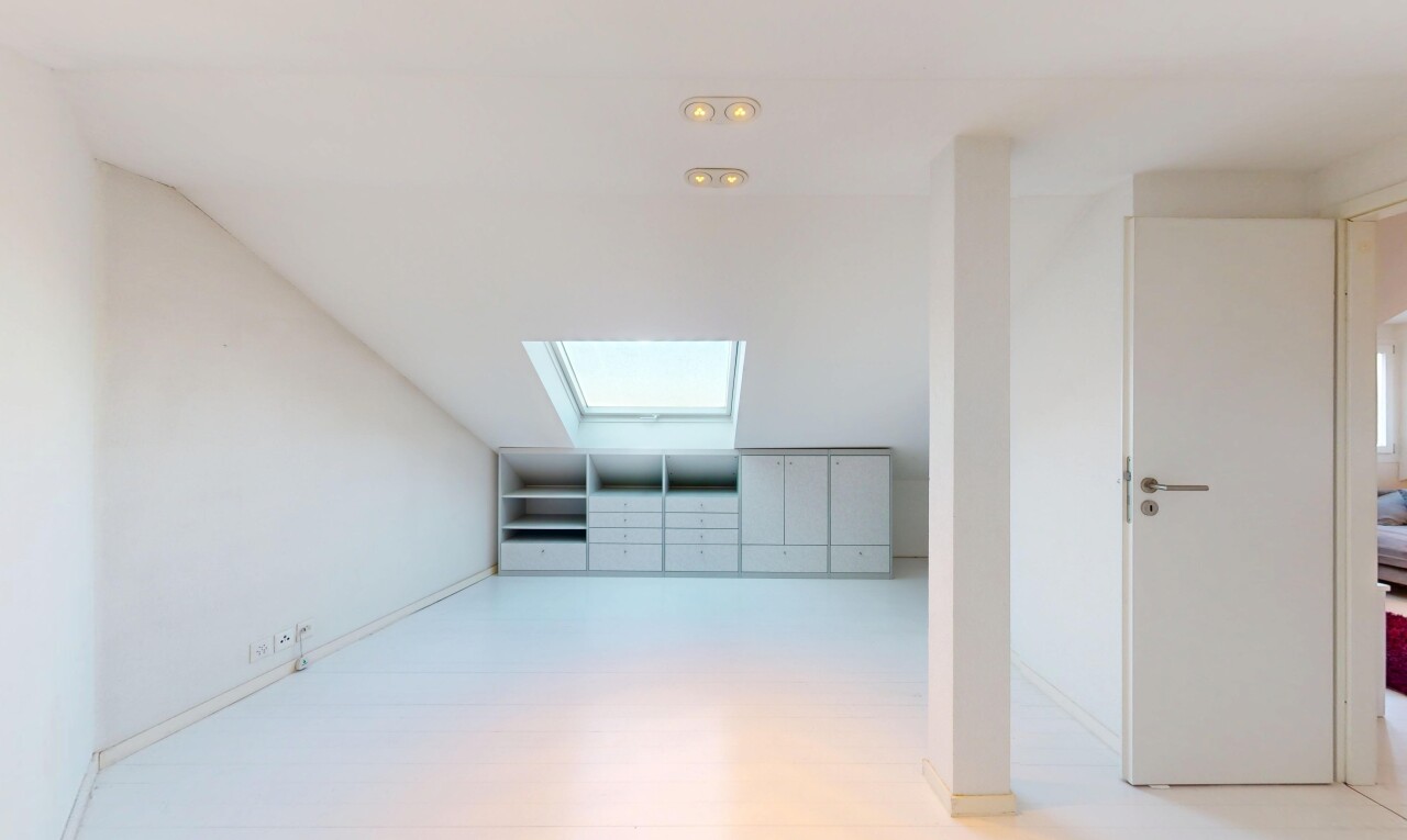 pièce vide avec puits de lumière, plafond voûté, et cloison sèche