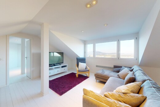 wohnzimmer mit natürliches licht, dachschräge, zusätzliches zimmer, und fernseher