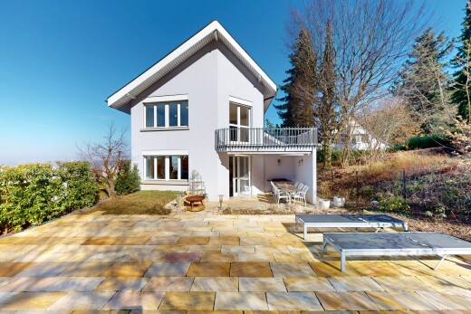 façade avec bardage en stuc, balcon, et terrasse