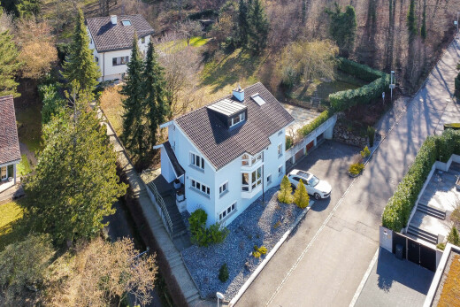 außenansicht mit auffahrt und dachgaube