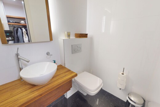 bad mit waschbecken, toilette, und spiegel