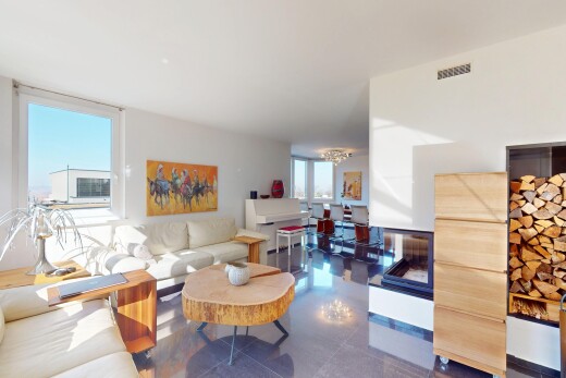 wohn- / esszimmer mit gipskartonwand, natürliches licht, lüftungsgitter, und bemerkenswerter kronleuchter