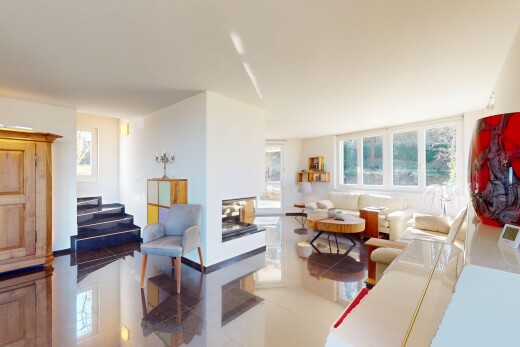 wohnzimmer mit kamin, gipskartonwand, fliesenboden, und natürliches licht