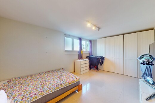 zimmer / schlafzimmer mit natürliches licht, gipskartonwand, und deckenbeleuchtung