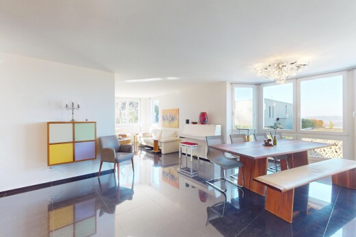 wohn- / esszimmer mit natürliches licht und gipskartonwand